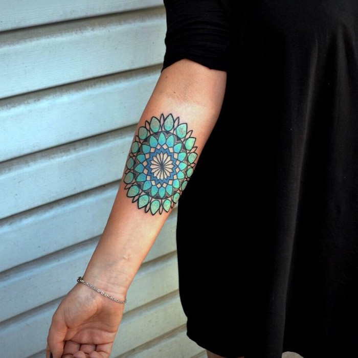 mandala tatouage rosace aquarelle water avant bras turquoise