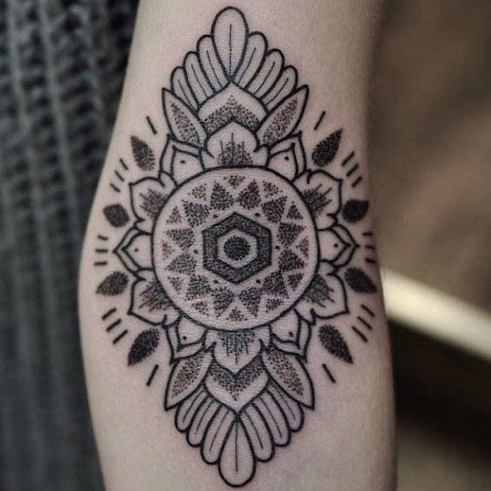 dotwork mandala tatoo art tattoo creux du bras