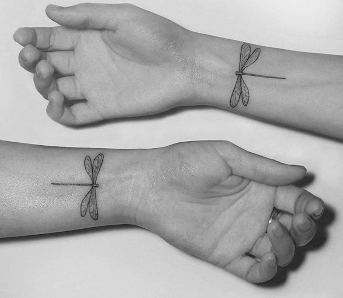 petit tatouage amitié libellule poignet amies