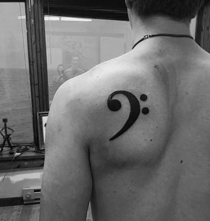 tatouage homme note musique épaule gauche omoplate