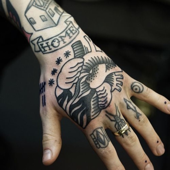 idee de tatouage sur la main coeurs noir tatouages doigts