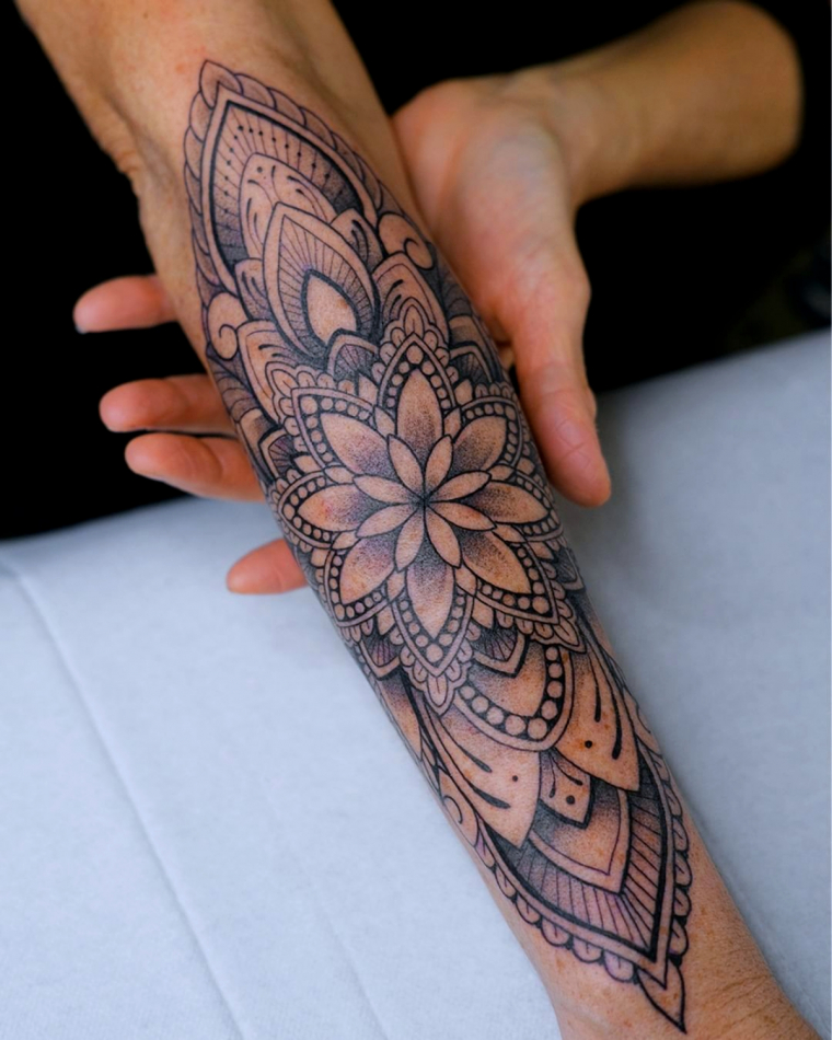 tatouage mandala avant bras signification couleurs