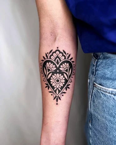 tatouage mandala en forme de coeur sur l avant bras