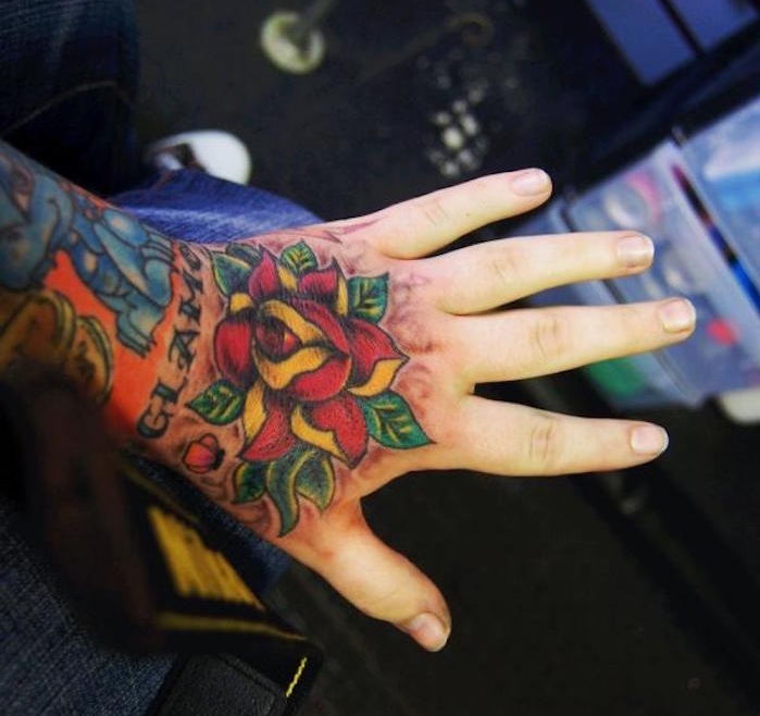 tatouage rose sur la main rouge couleurs mandala