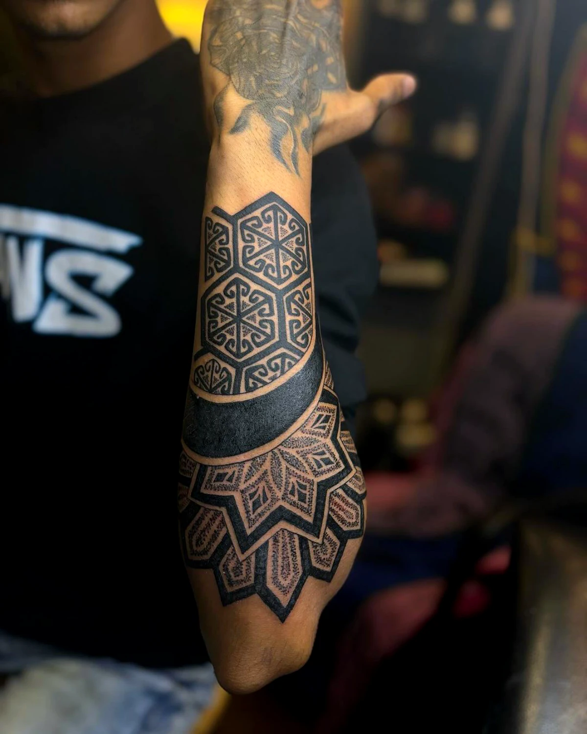 tatouage mandala geometrique homme avant bras