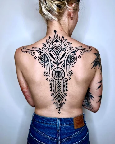 tatouage mandala symboles et formes sur le dos