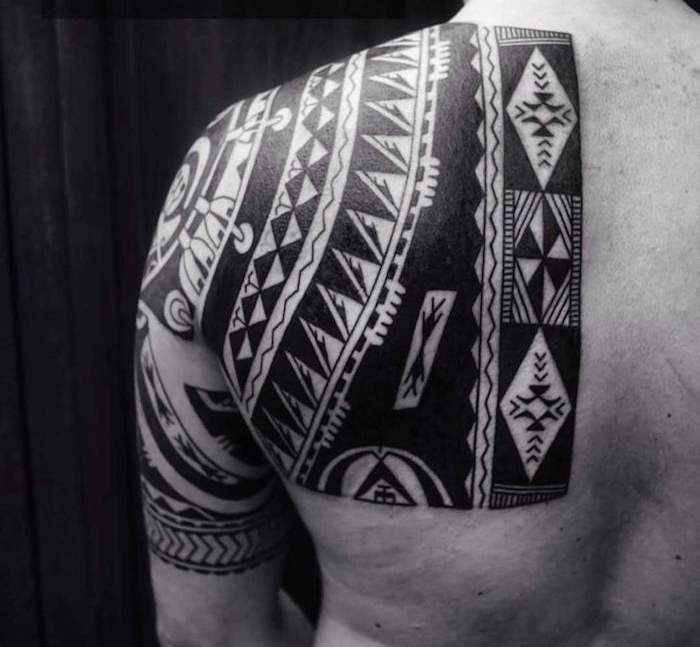 tatouage omoplate homme maori épaule tattoo dos polynesien