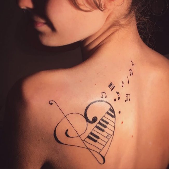 tatouage épaule femme notes musiques clé partition dos
