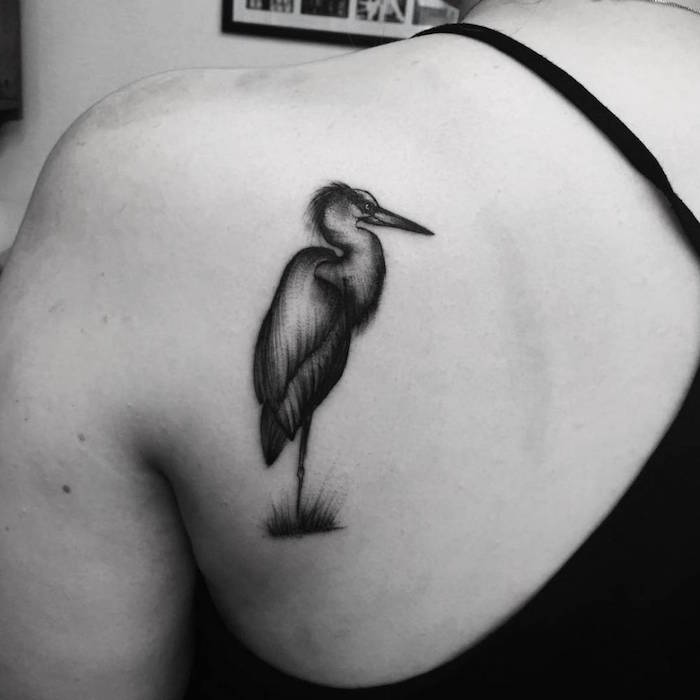tatouage oiseau dos gauche femme modele tatoo