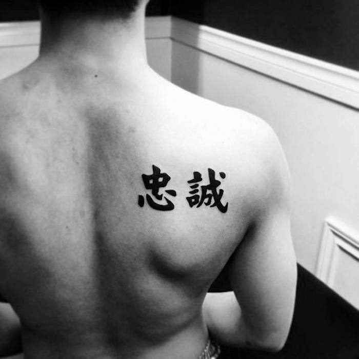 tatouage homme écriture japonaise japon épaule gauche