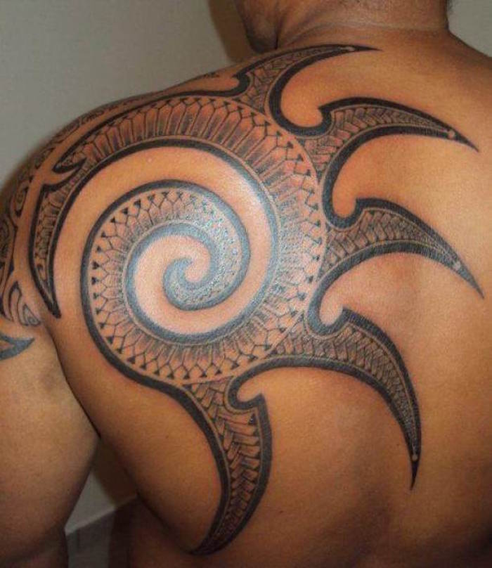 idée tatouage homme maori épaule coquillage tribal