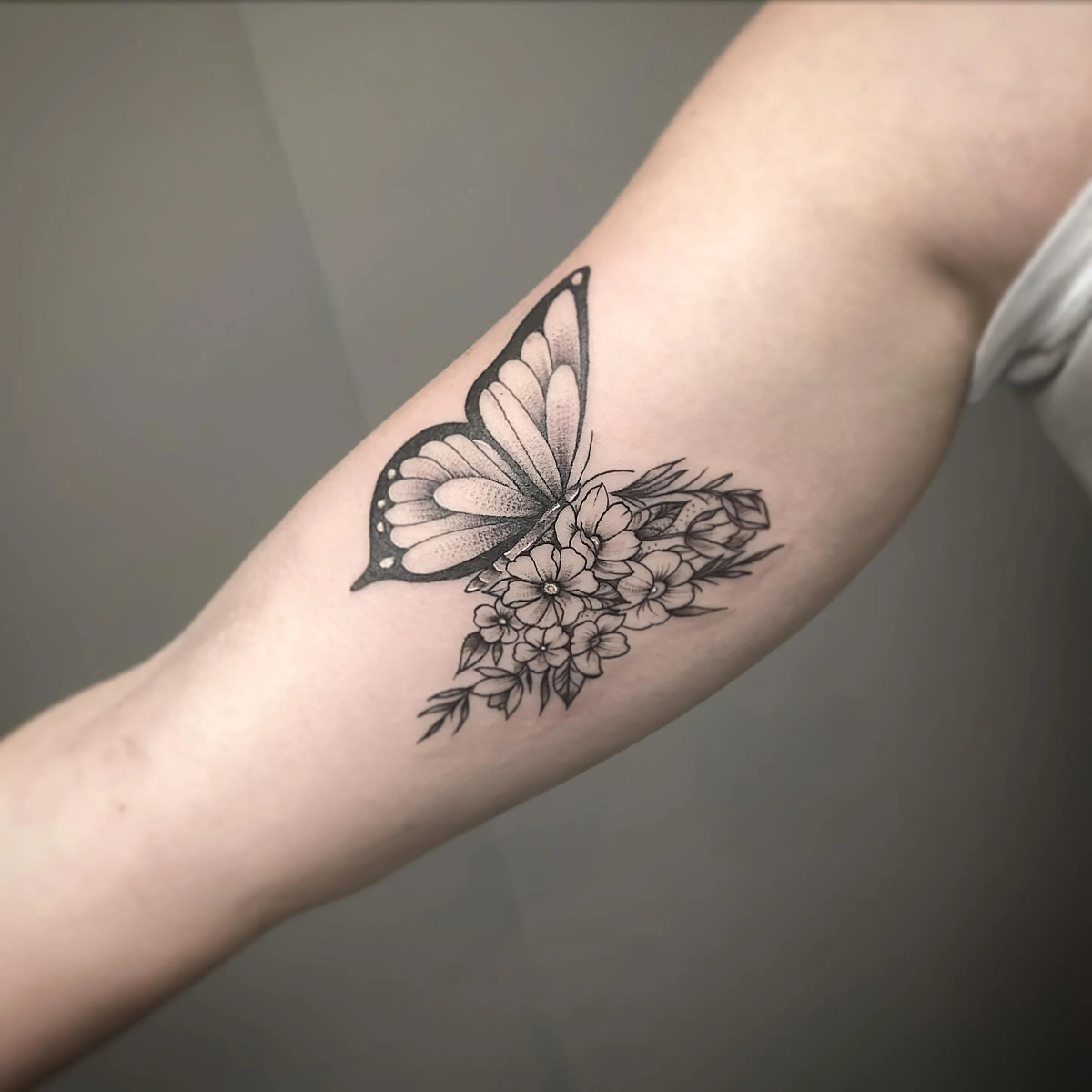 tatouage papillon idee dessin corps bras fleurs petales tiges