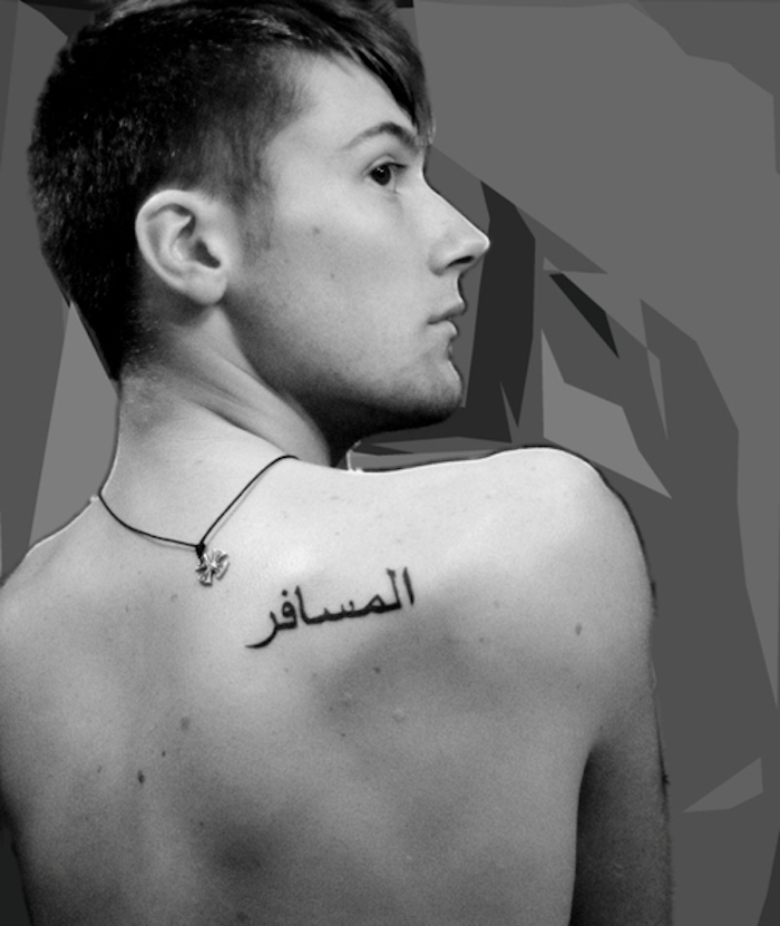 tatouage ecriture arabe dos homme épaule droite