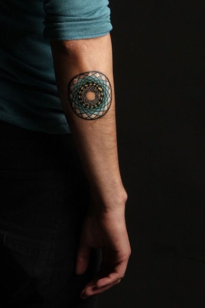 idée de tatouage rosace bras homme couleurs cercle