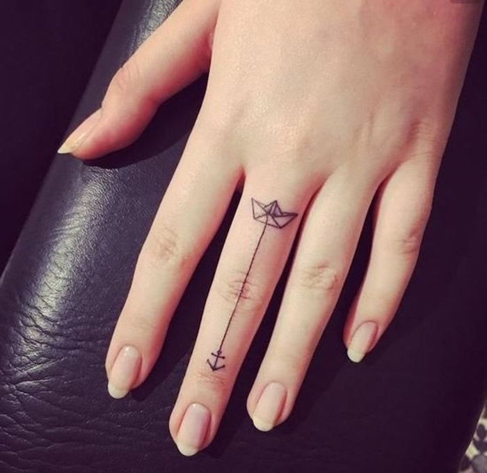 tattoo doigt main femme bateau papier ancre 