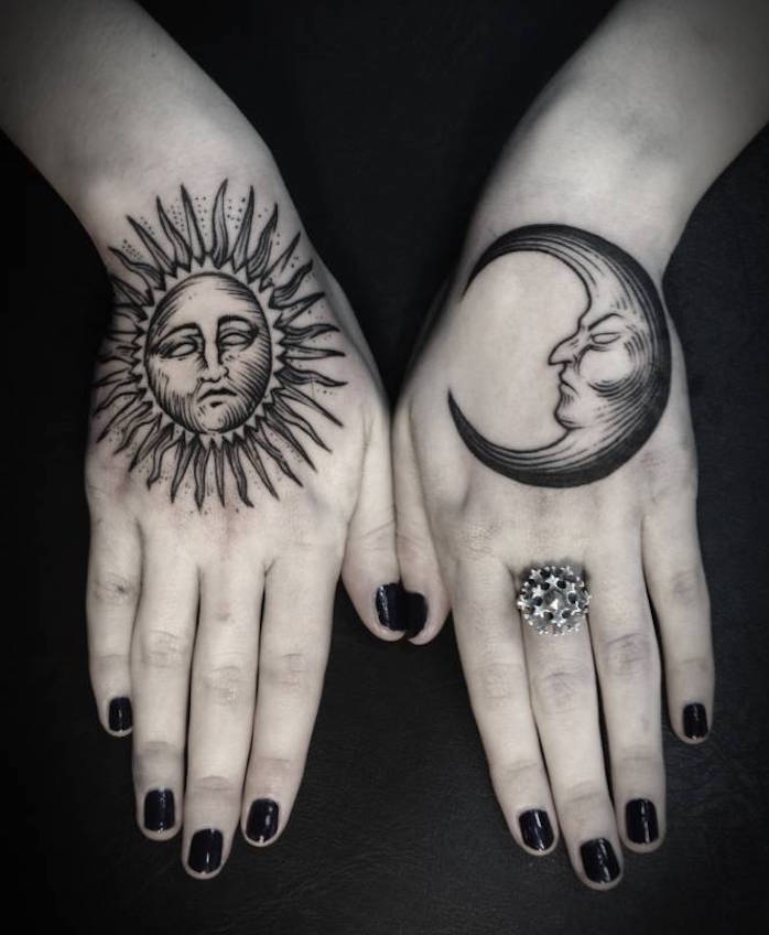 tatouage sur la main idee tattoo soleil lune mains femme