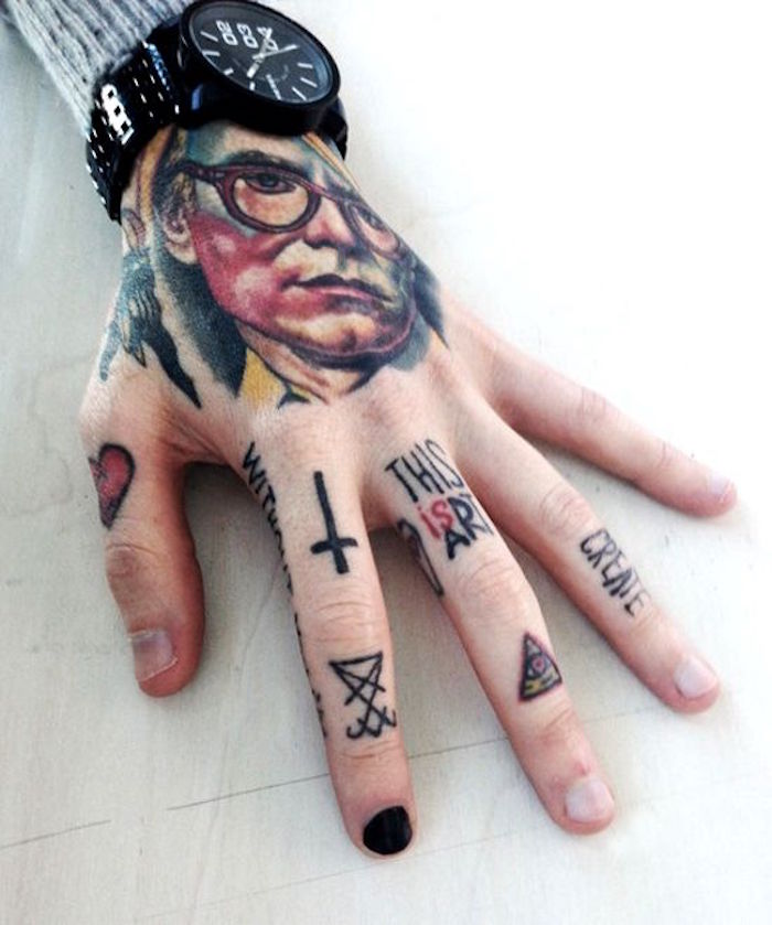 tatouage doigts femme ecriture phrase tattoo portrait main