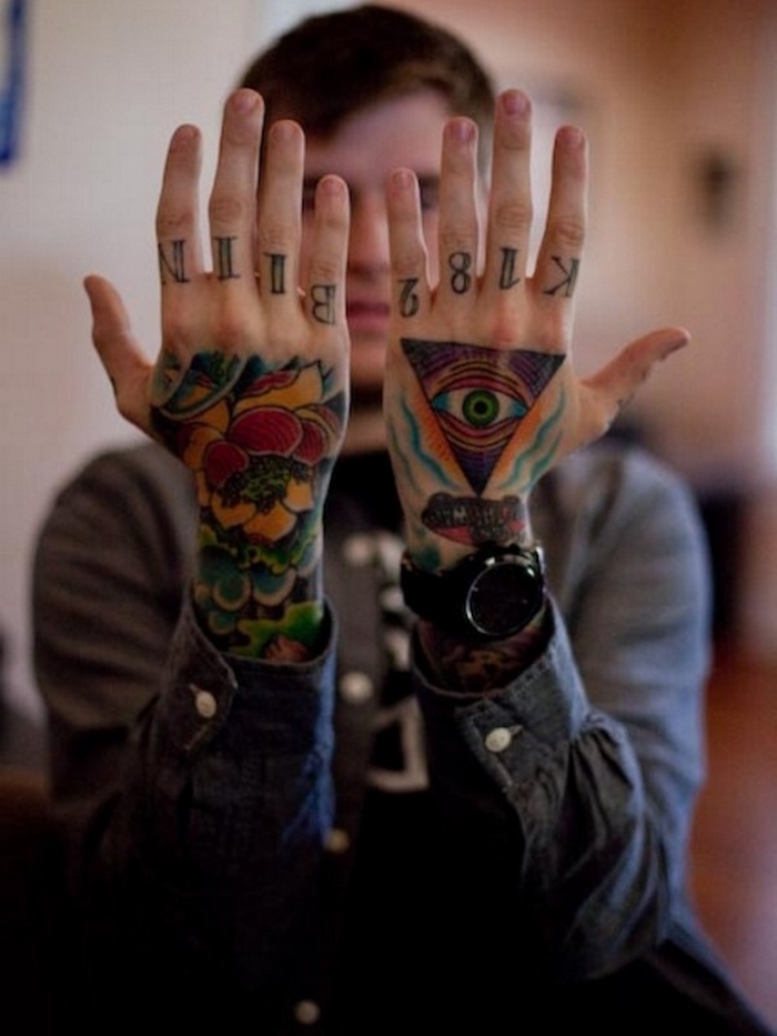 tatouage main en couleurs et ecriture doigt tattoo pyramide