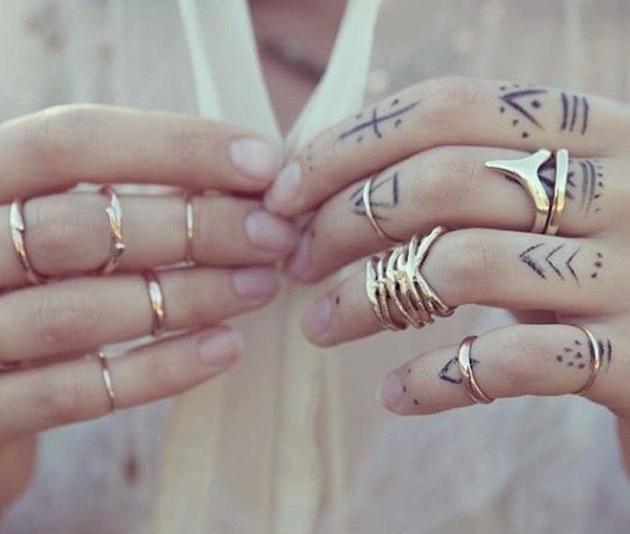 tatouage doigts femme dessins symbole ecriture