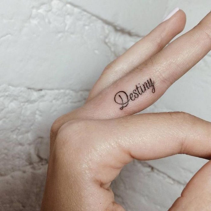 tatouage doigts femme ecriture phrase destiny