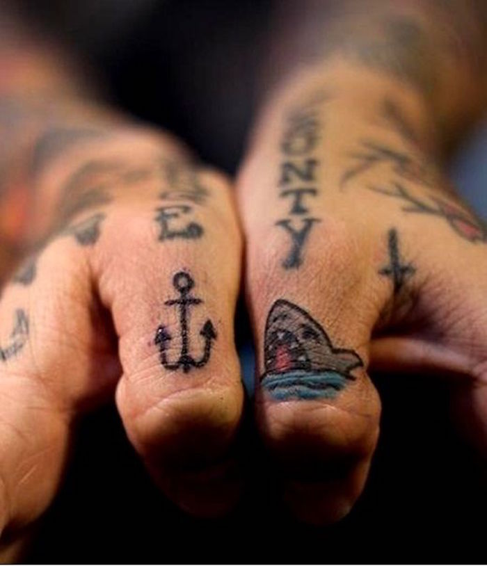 tatouage sur la main homme tatouages doigts ancre requin