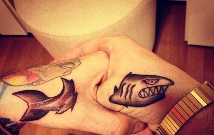 tatouage sur la main homme intérieur requin deux mains