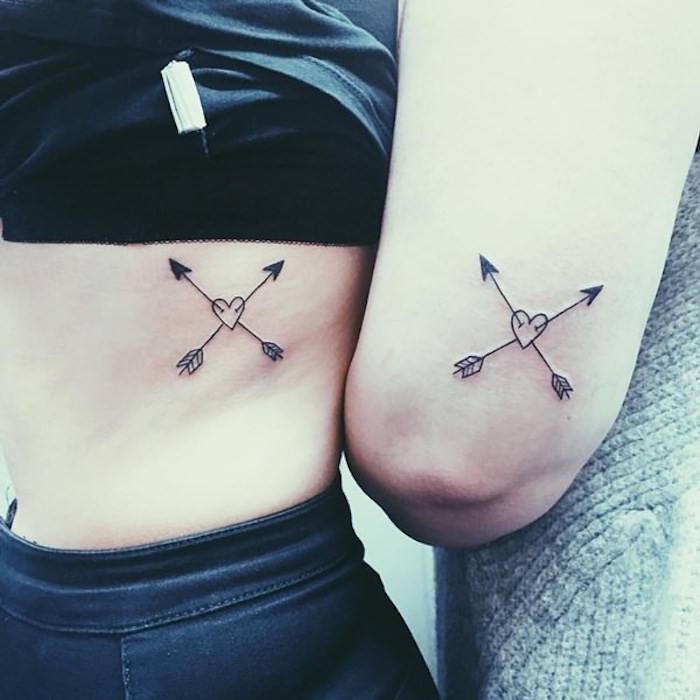 tatouage entre amis coeur fleches coude