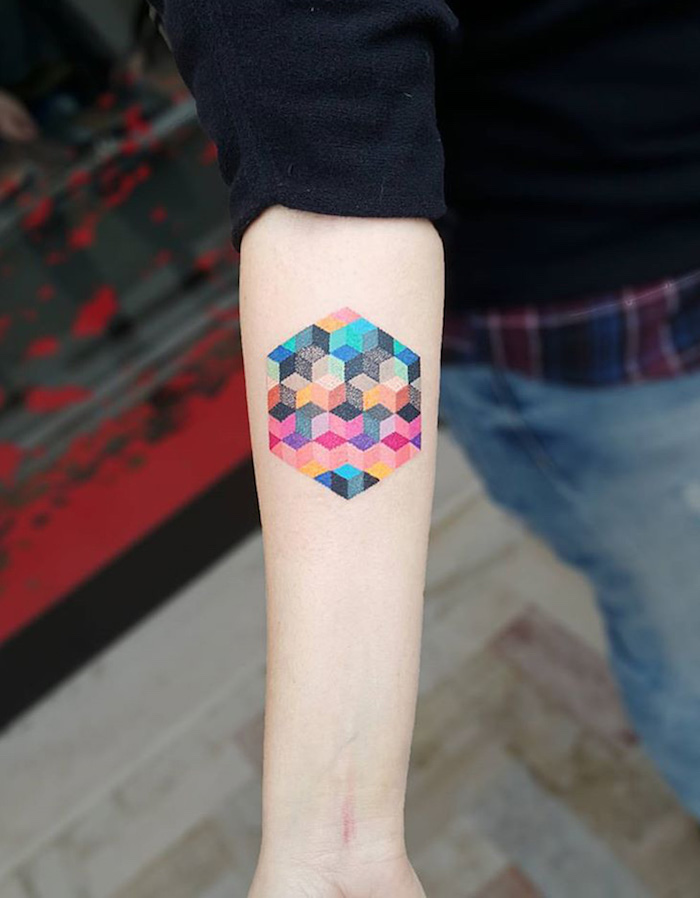 tatouage avant bras abstrait modele biceps hexagone triangle geometrie couleurs aquarelle
