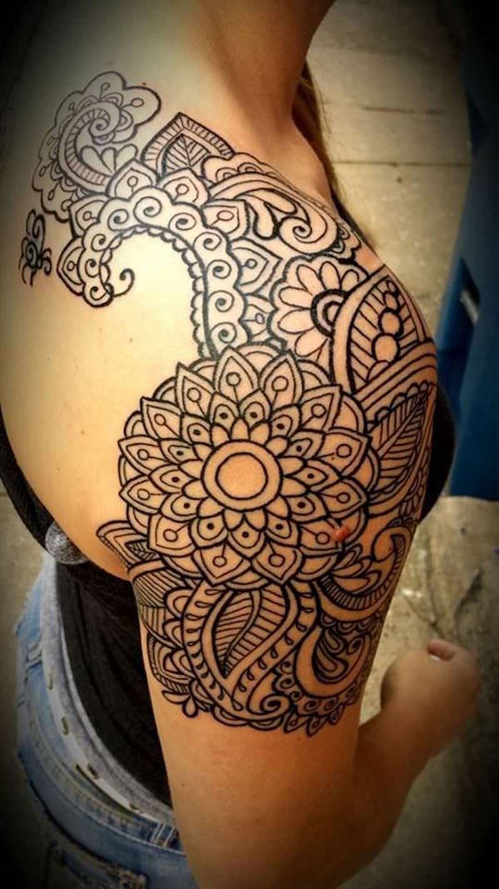 tatouage omoplate femme epaule bras mandala tribal