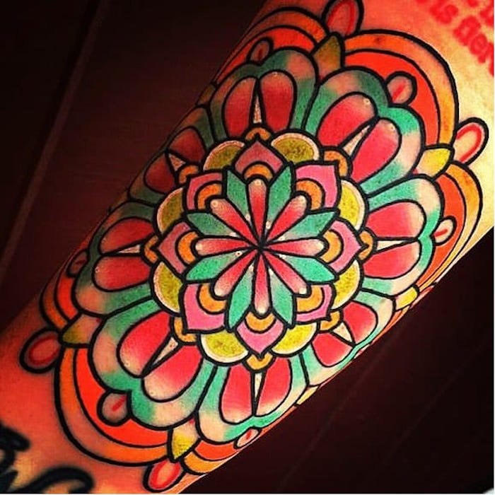tatouage de mandala en couleurs sur le bras rouge