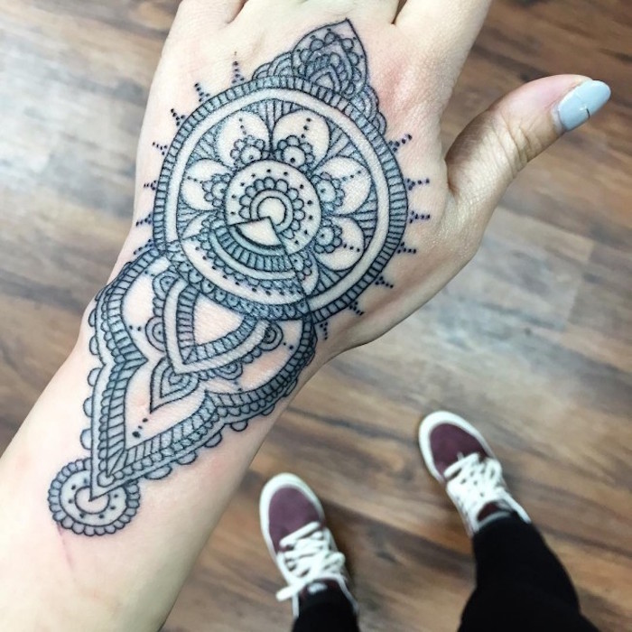 tatouage mandala main poignet femme idee