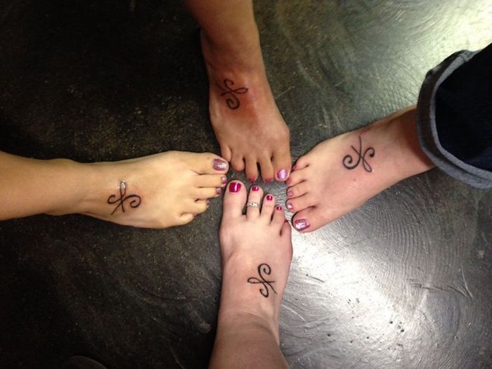 amitié symbole tatouage pieds quatre amies