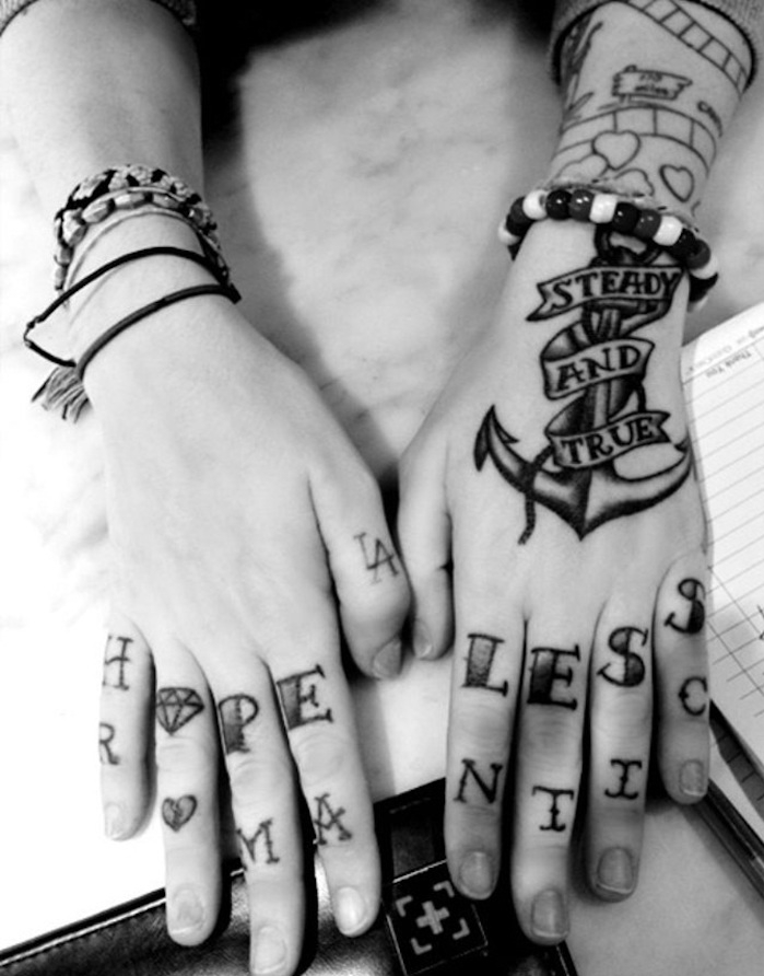 tatouage sur la main ancre marine steady and true tattoo doigts diamant