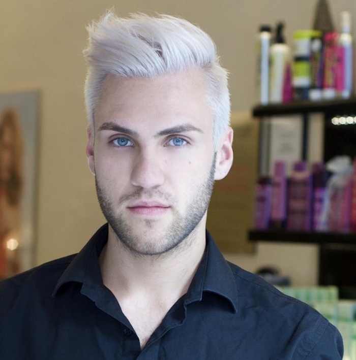 coupe pompadour blond platine coloration blanche homme