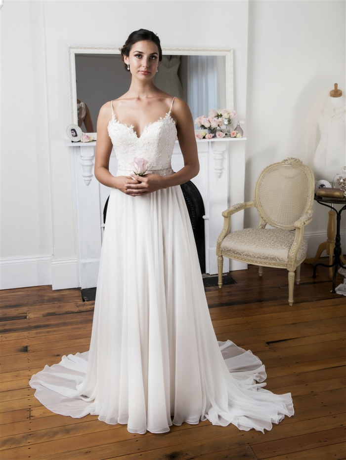 une robe de mariée style empire à jupe évasée pour une silhouette harmonieuse et féminine 