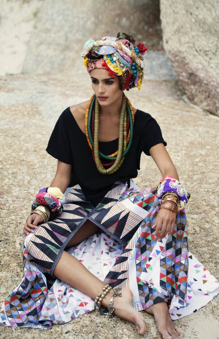 tenue africaine, jupe ethnique fendue, foulard turban, bijoux volumineux