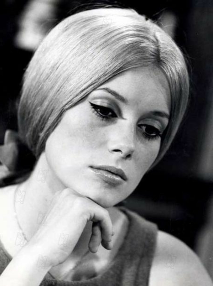 tenue-année-60-femme-coiffure-lisse-bien-soignée-Catherine-Deneuve tenue année 60 femme, Catherine Deneuve avec une coiffure bien démêlée