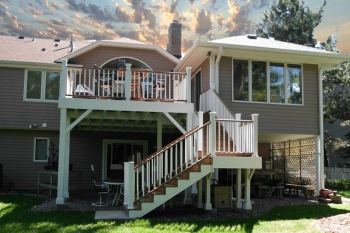 terrasse bois sur pilotis, escalier en bois, ray grasse, grandes fenêtres, salon de jardin