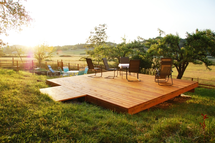 construire une terrasse, chaise pliante de jardin, terrasse en bois, arbres, coucher de soleil