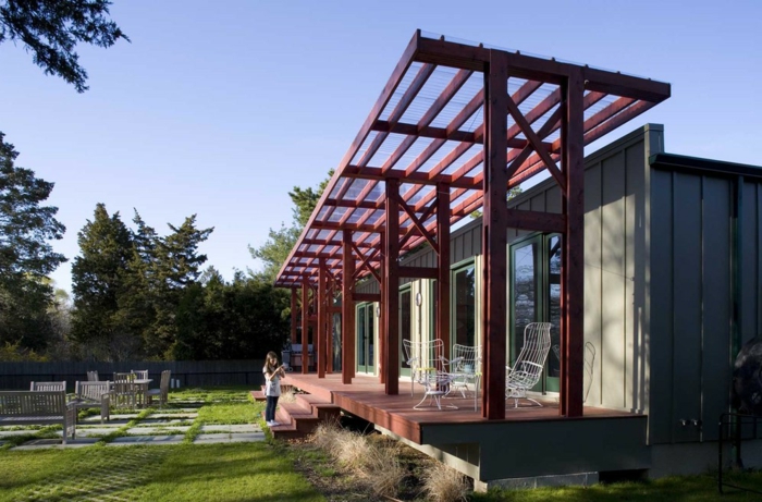 construire une terrasse, auvent en bois, marches en bois, façade grise, fenêtres vertes