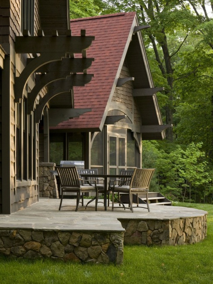 construire une terrasse, ray grasse, salon de jardin en bois, façade en pierre et bois, arbres, forêt