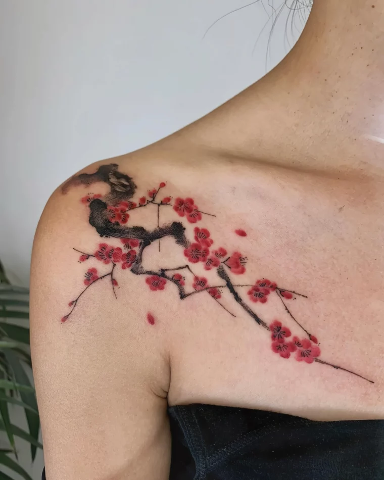 top noir tatouage epaules branches fleuries rouges couleur dessin