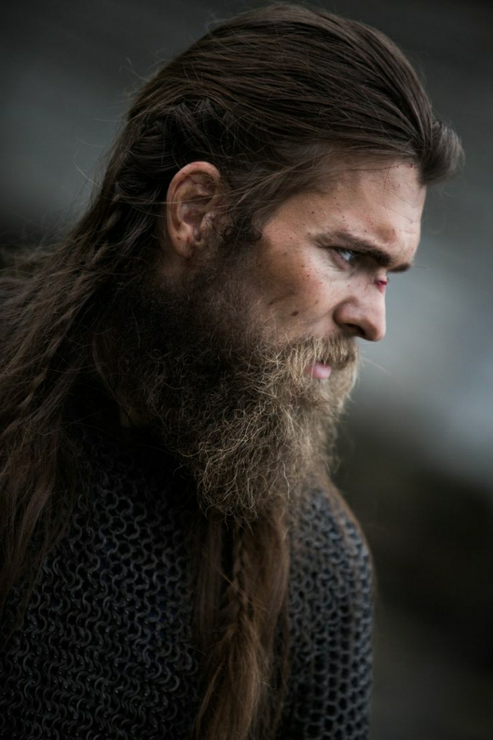  coupe de cheveux viking, barbe longue, cheveux noirs et raides, inspiration rollo