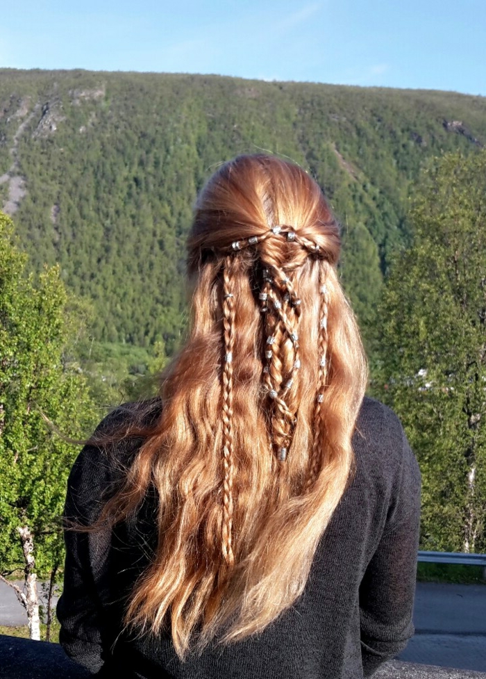 coiffure viking, cheveux longs, boucles avec nattes, coloration cuivre, accessoires pour les cheveux