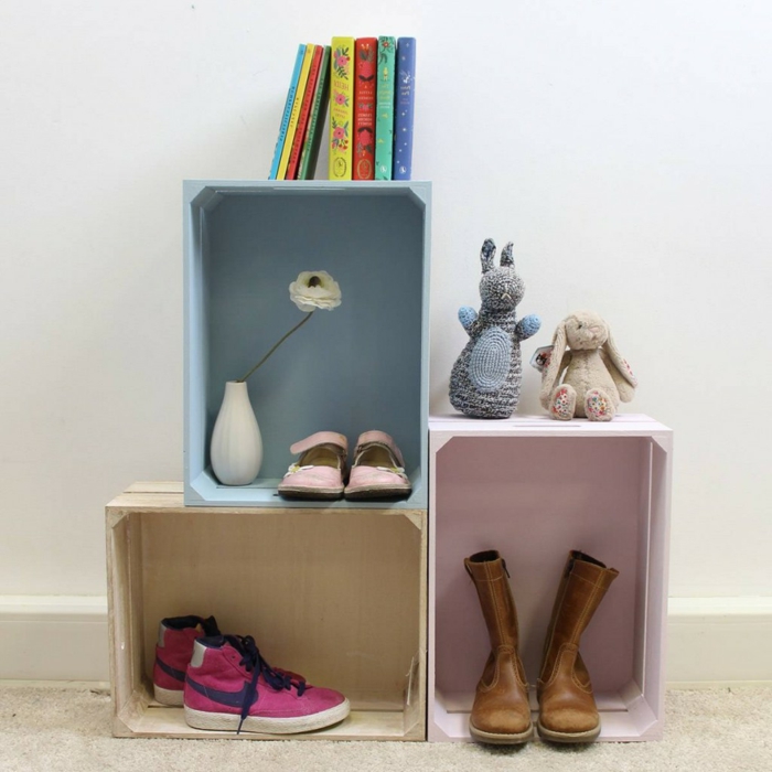 cagette en bois, trois caisses, rangement chaussures, livres, fleurs, jouets DIY, meuble à fabriquer soi meme