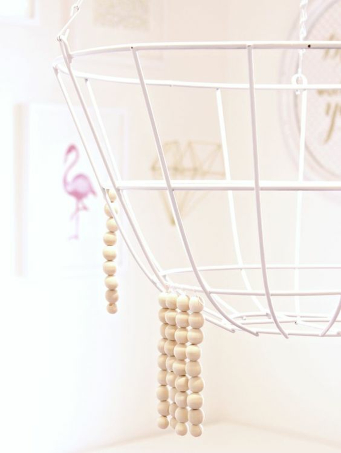 lustre imposant décoré de rangs en perles bois, projet DIY pour un objet de décoration original