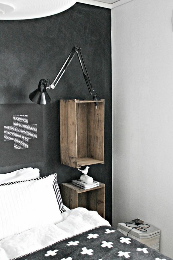 idee deco chambre en noir et blanc, lampe de nuit noire, etagere cagette et table en cageot, aspect usé, vintage