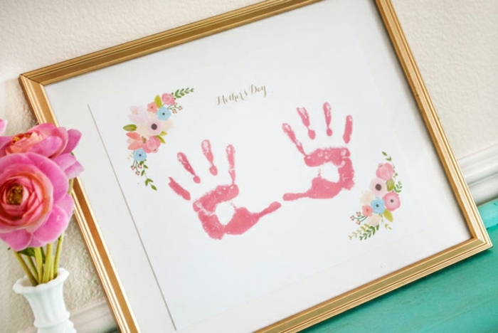 joyeuse fete des meres, tableau art avec des empreintes de main enfant et dessins de fleurs mutlicolores, cadeau pour la fête des mères