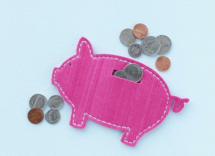 tirelire cochon en feutrine pour monnaies, idée comment garder son argent, bricolage couture facile à réaliser