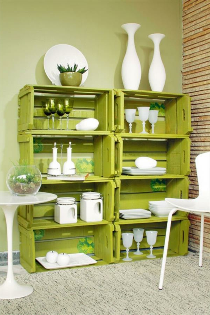 vaisselier cagette en bois vert pistache, pieces de vaisselle blanches, guéridon blanc, chaise blanche, mur couleur grise